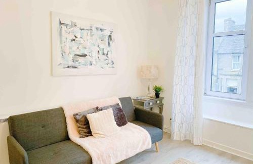 Longcroft Apartment | Chic flat close to Edinburgh, Airport, & Zoo
