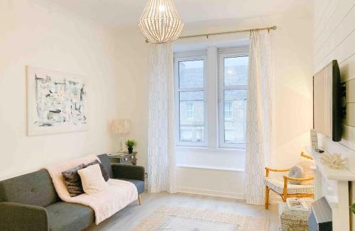 Longcroft Apartment | Chic flat close to Edinburgh, Airport, & Zoo