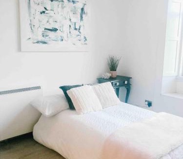 Longcroft Apartment | Chic flat close to Edinburgh, Airport, & Zoo
