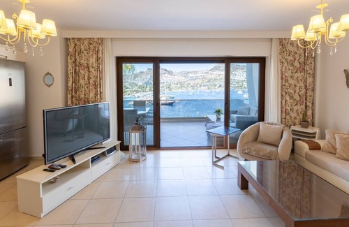 Gundogan Apartment | Chic Flat w Balcony 2 min to Beach in Bodrum