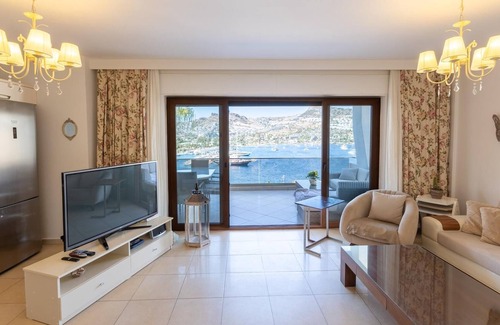 Gundogan Apartment | Chic Flat w Balcony 2 min to Beach in Bodrum