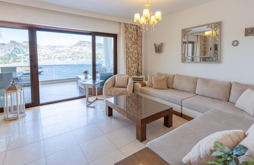 Gundogan Apartment | Chic Flat w Balcony 2 min to Beach in Bodrum