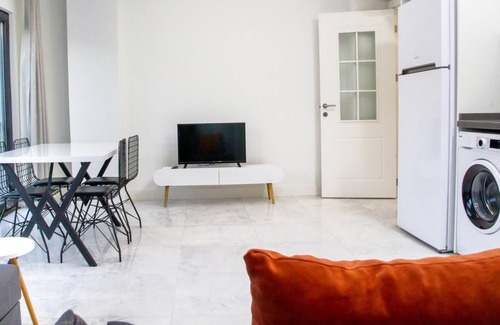 Milas Apartment | Chic Flat w Garden 1 min to Milas Coast