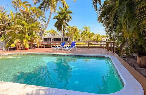 Fort Lauderdale House | Chic Fort Lauderdale Escape Pool Lake Views