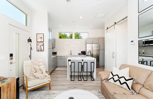 Palm Springs House | Chic Guesthouse in Cathedral City. Great for couples & traveling professionals!