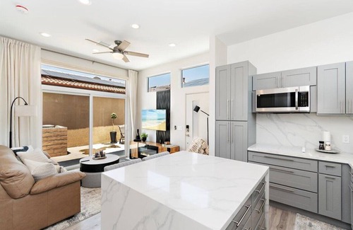 Palm Springs House | Chic Guesthouse in Cathedral City. Great for couples & traveling professionals!