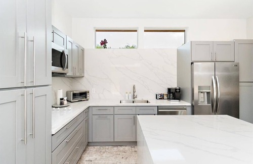 Palm Springs House | Chic Guesthouse in Cathedral City. Great for couples & traveling professionals!