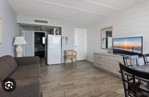 Wildwood Crest Apartment | Chic hotel suite with WiFi and AC in charming Wildwood Crest
