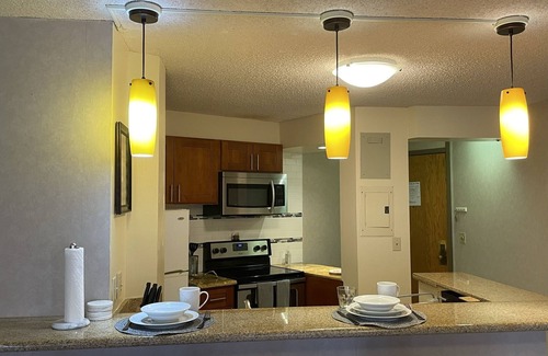 Downtown Honolulu Apartment | Chic Hotel Unit Large 1 Bedroom Suite