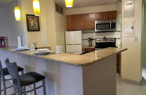 Downtown Honolulu Apartment | Chic Hotel Unit Large 1 Bedroom Suite