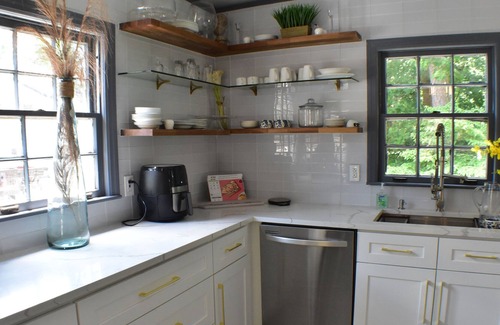 Decatur House | Chic Intown Duplex @ MARTA- Emory-CDC-Dekalb Medical