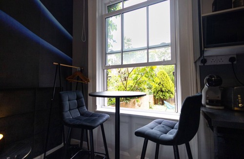 Hillrise Apartment | Chic London Studio w/Jacuzzi - Cozy Haven