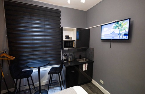 Hillrise Apartment | Chic London Studio w/Jacuzzi - Cozy Haven