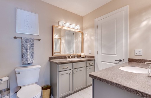 Tremont House | Chic & luxurious. Superhost. 2 beds. Up to 4 people. Walk to best of Tremont