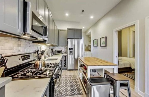 Illinois Medical District Apartment | Chic Med district 2Bd/2Ba/Garage