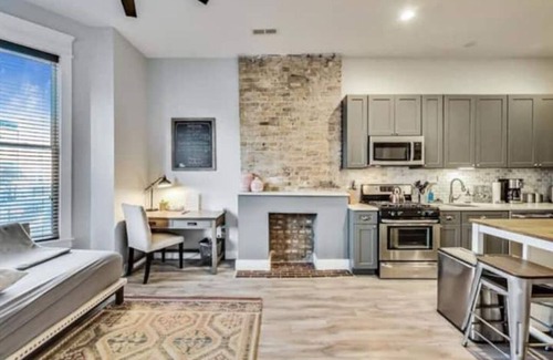 Illinois Medical District Apartment | Chic Med district 2Bd/2Ba/Garage