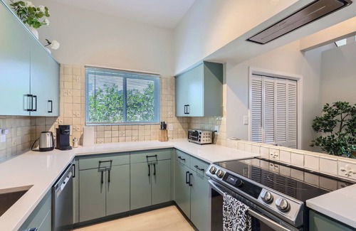 Judge's Hill Condo | Chic Mid-Century! Walk to UT and Downtown