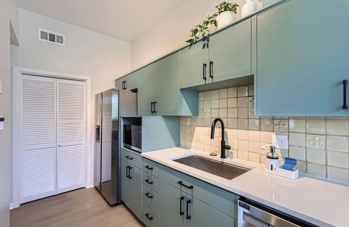 Judge's Hill Condo | Chic Mid-Century! Walk to UT and Downtown