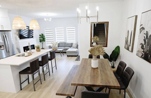 Southwest Edmonton House | Chic Modern Home|King Bed|Fireplace|Disney+