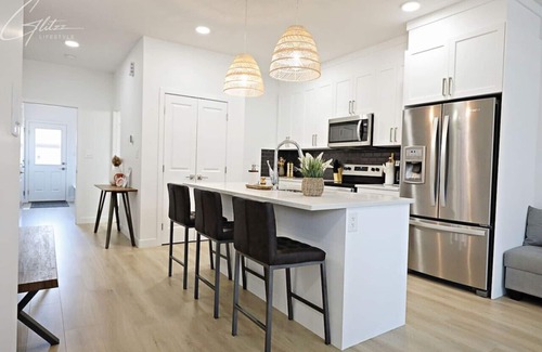 Southwest Edmonton House | Chic Modern Home|King Bed|Fireplace|Disney+