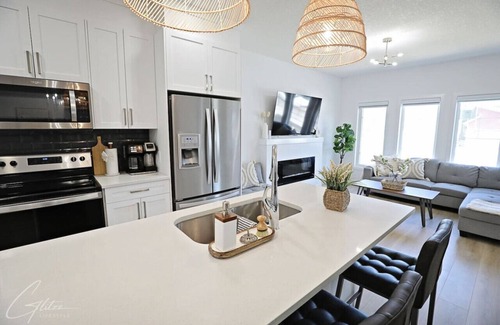 Southwest Edmonton House | Chic Modern Home|King Bed|Fireplace|Disney+