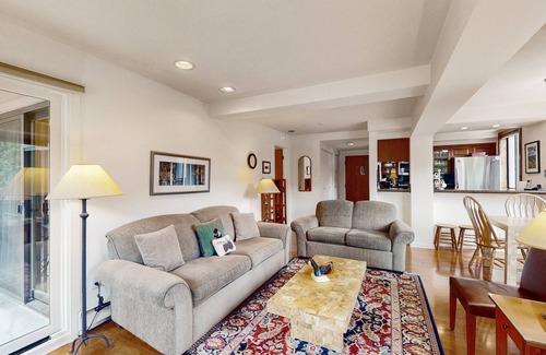 Vail Condo | Chic mtn-view condo near golf & Nordic center with pool, hot tub, game room