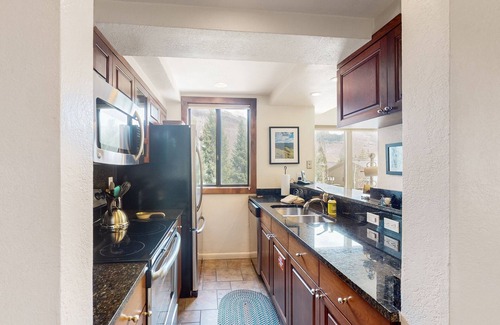 Vail Condo | Chic mtn-view condo near golf & Nordic center with pool, hot tub, game room