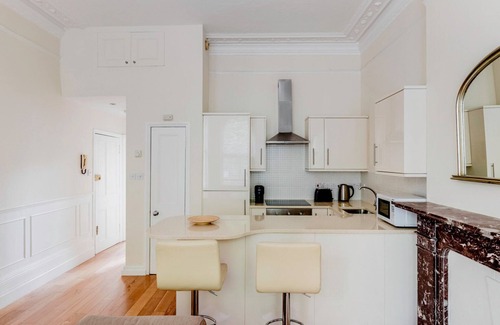 Campden Apartment | Chic Notting Hill, walk to Market & Kensington Gardens, by Blueground