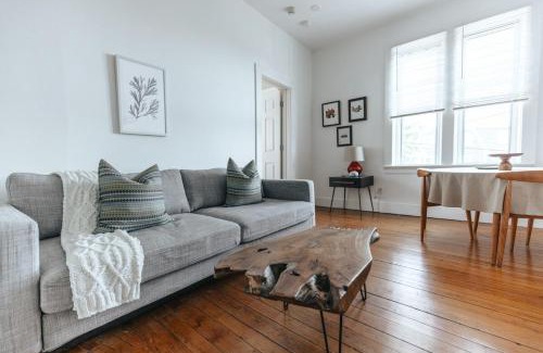 Yachting Village Apartment | CHIC on Thames St Deck & free parking