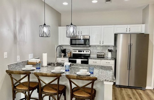 Oxford Condo | Chic Oxford Condo Getaway with 3 King Suites!