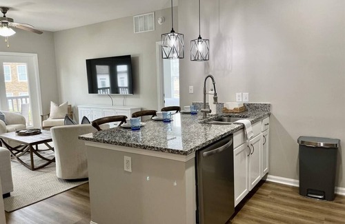 Oxford Condo | Chic Oxford Condo Getaway with 3 King Suites!