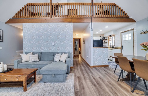Tobyhanna Ski Chalet | Chic Poconos Chalet I Hot Tub I Fire Pit I Pets I Sleeps 8 I Lakes & Pools