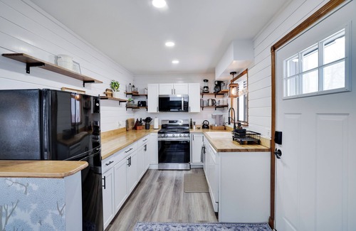 Tobyhanna Ski Chalet | Chic Poconos Chalet I Hot Tub I Fire Pit I Pets I Sleeps 8 I Lakes & Pools