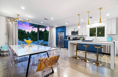 Racquet Club West House | Chic Private Oasis, 4 BR, Huge Pool & Spa, Views!