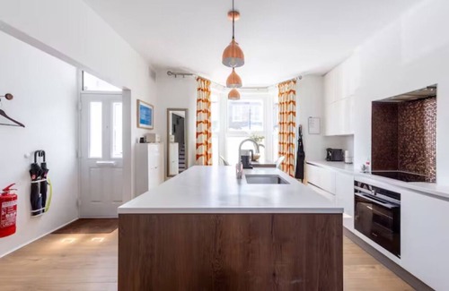 New Cross House | Chic semi-detached house with a private garden, SE