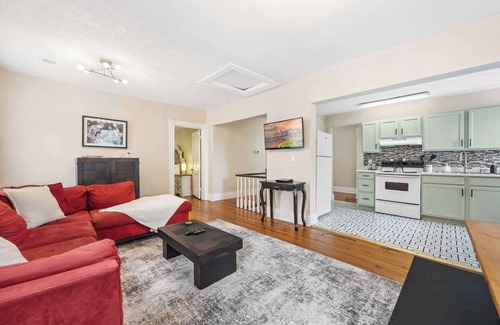 Wilder Park Apartment | Chic Southern Parkway Unit | Near Downtown Lou!