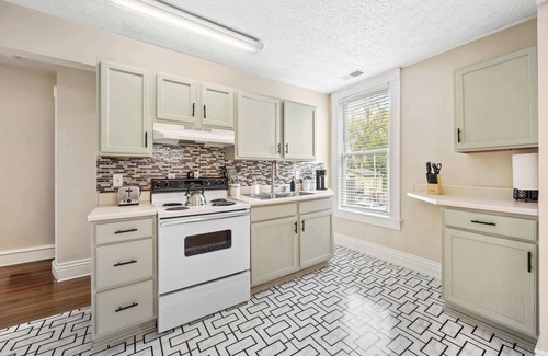 Wilder Park Apartment | Chic Southern Parkway Unit | Near Downtown Lou!