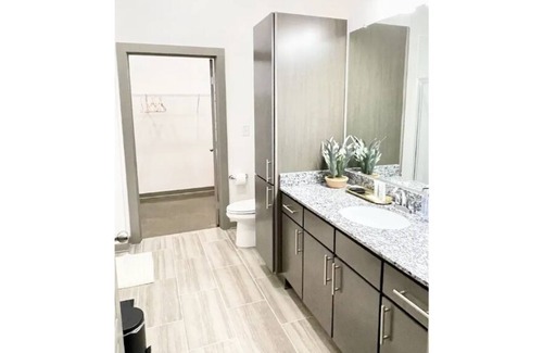 Madison Apartment | Chic Space Salt water pool and 24/7 fitness gym