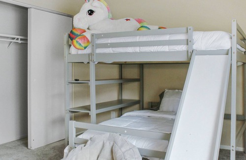 Skyland House | Chic & Spacious Family Oasis ~ Queen Bed ~ Parking
