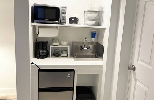 Pompano Beach Apartment | Chic studio A/C and WiFi in delightful Pompano Beach only 3 miles to the beach