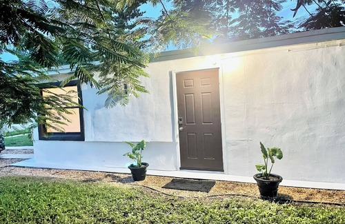 Pompano Beach Apartment | Chic studio A/C and WiFi in delightful Pompano Beach only 3 miles to the beach