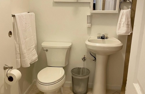 Pompano Beach Apartment | Chic studio A/C and WiFi in delightful Pompano Beach only 3 miles to the beach