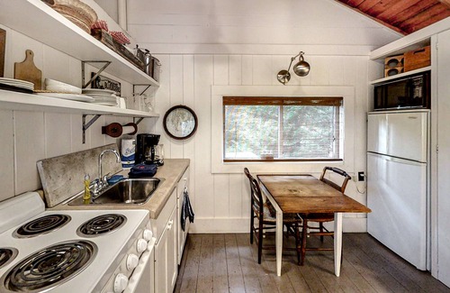 Boothbay Harbor Apartment | Chic Studio Cabin in Boothbay Harbor: Ocean Views, Sprucewold Beach Access