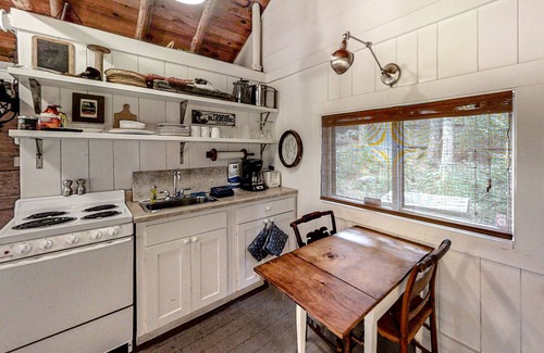 Boothbay Harbor Apartment | Chic Studio Cabin in Boothbay Harbor: Ocean Views, Sprucewold Beach Access