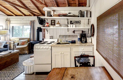 Boothbay Harbor Apartment | Chic Studio Cabin in Boothbay Harbor: Ocean Views, Sprucewold Beach Access