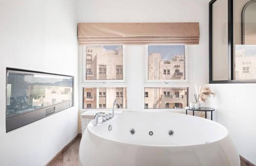 Dubai Apartment | Chic Studio with a Bath Tub, Pool & Gym near Golf Club