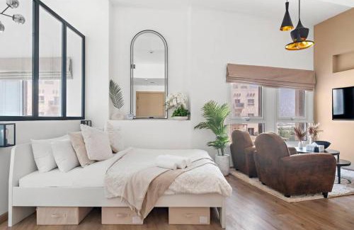 Dubai Apartment | Chic Studio with a Bath Tub, Pool & Gym near Golf Club