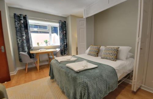 West Cliff Apartment | Chic studio with garden and 2 min walk to beach