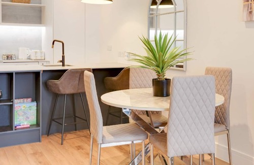 Westcliff-on-Sea Apartment | Chic & Stylish 1BR City Centre Nr Cliffs Pavillion by Luxiety Stays