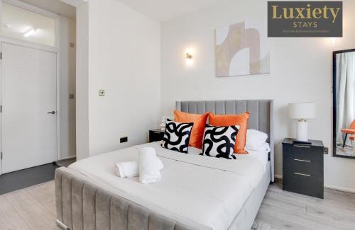 Southend-on-Sea Apartment | Chic & Stylish Studio City Centre Nr High St by Luxiety Stays